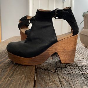 Free People size 37 black wooden clogs